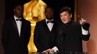 'No me lo creo, realmente esto es un sueño', expresó el actor Jackie Chan al recibir el premio Óscar honorífico. Fotos: AFP.