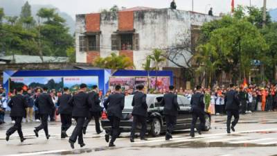 Entrenados para 'no dejar pasar ni una hormiga', el Servicio Secreto de Kim Jong-Un acaparó la atención hoy en Hanói con su fuerte operativo de seguridad para proteger al dictador norcoreano.