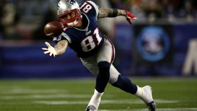 La exestrella de football americano de la NFL, Aaron Hernandez, condenado a cadena perpetua por homicidio en 2015, fue hallado este miércoles ahorcado en su celda, cinco días después de haber sido absuelto de otro caso de asesinato, anunciaron los responsables de la cárcel.
