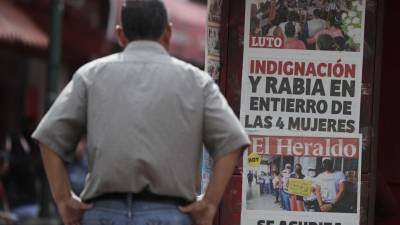 Fotografía de un afiche de LA PRENSA que informa estadísticas de casos de violencia en Honduras, el 28 de abril de 2022, en Tegucigalpa (Honduras).