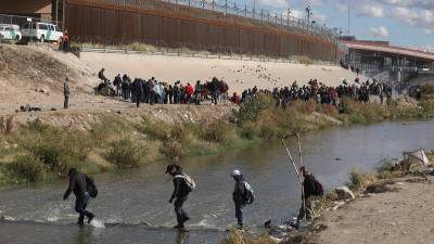Cientos de migrantes cruzan diariamente el río Bravo aprovechando la baja afluencia del caudal para entregarse a las autoridades estadounidenses.