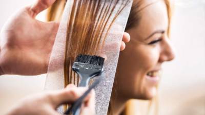 El estudio indica que los compuestos químicos en los productos para el pelo podrían aumentar el riesgo de cáncer.
