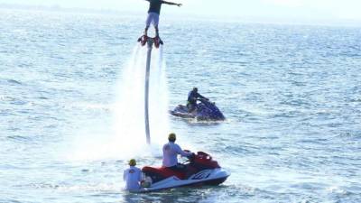 Para quienes experimentaron el “fly board” no fueron fáciles los primeros intentos para subirse, pero valieron la pena.