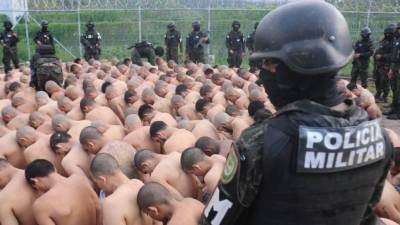 La Policía Militar sometiendo a los reos de una cárcel de máxima seguridad.