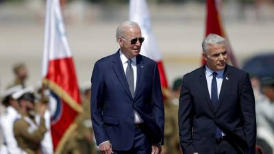 El presidente de Estados Unidos, Joe Biden, y el primer ministro en funciones de Israel, Yair Lapid. EFE/EPA/ATEF SAFADI