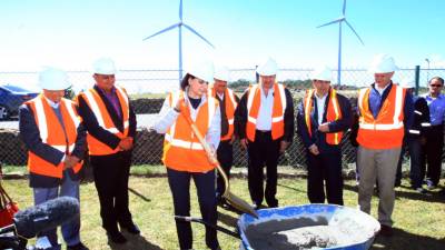 La designada María Guillén colocó la primera piedra.
