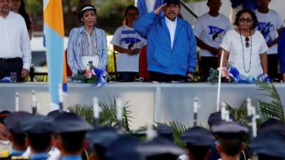 El presidente de Nicaragua, Daniel Ortega (c), participa junto a la vicepresidenta, Rosario Murillo (i), durante los actos conmemorativos de la independencia de Nicaragua celebrados ayer 15 de septiembre en la Avenida Bolívar de Managua (Nicaragua). EFE