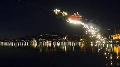 Históricamente Papá Noel, visita primero el sur del Pacífico, Nueva Zelanda y Australia, donde anochece antes; y luego continúa por Asia, África y Europa para terminar en América. EFE/Archivo