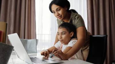 Prioriza los quehaceres del hogar, trabajo y actividades escolares de los hijos. Divide el día y no te presiones.