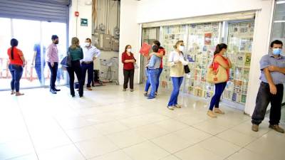 Ciudadanos hacen largas filas para ser atendidos en el INM. Foto: MoisÉs Valenzuela.