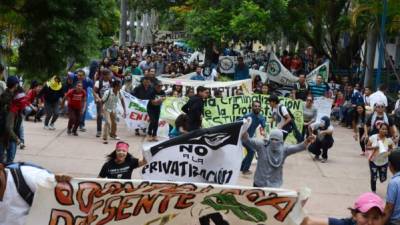 Los universitarios exigen a las autoridades de la Unah derogar las normas académicas. Foto: AFP/Orlando Sierra