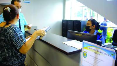 Las autoridades recomiendan hacer la renovación de la licencia en línea. Foto: Moisés Valenzuela.