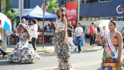 Un total 36 centros de primaria, entre públicos y privados, desfilaron este jueves por la primera calle de San Pedro Sula, zona norte de Honduras, un preámbulo de la conmemoración de un año más de Independencia en el país.