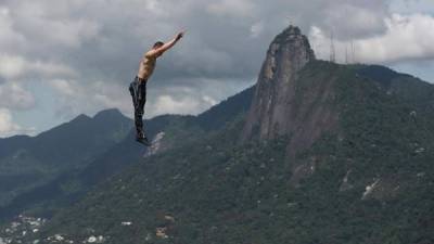 Un acróbata del Circo del Sol en acción hoy, miércoles 10 de enero de 2018, duranteel calentamiento previo a una presentación, en el cerro turístico de Urca, en Río de Janeiro (Brasil). EFE