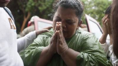 Familiares de los once mineros artesanales atrapados en una mina, que se derrumbó en la comunidad de San Juan Arriba, en el sur de Honduras, permanecen a la espera de noticias. EFE