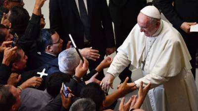 El Papa Francisco se reúne con peregrinos de El Salvador durante una audiencia este 15 de octubre de 2018 en el Vaticano. AFP