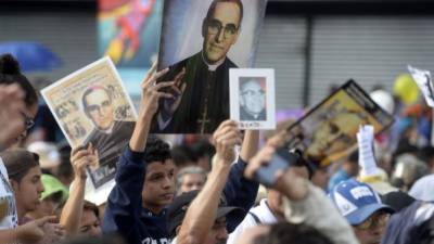 Decenas de personas, entre ellos salvadoreños, llegaron hasta la Plaza San Pedro para participar de la beatificación.