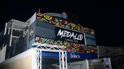 Bar de San Pedro Sula cerrado durante la noche por el toque de queda.