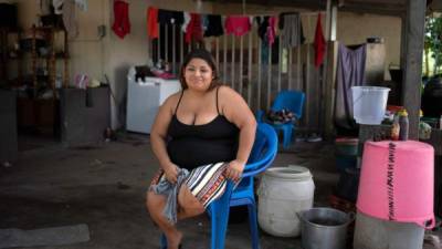 La salvadoreña Raquel Eunice Barrera, de 28 años, habla durante una entrevista con AFP en su casa en Santiago Nonualco, departamento de La Paz, El Salvador. AFP