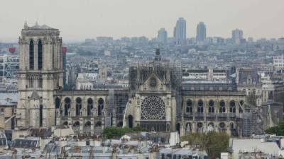 Así luce ahora sin su aguja la emblemática catedral de Notre Dame en París tras el incendio. AFP