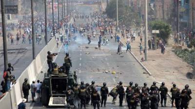 Manifestantes protestan contra la instalación de un peaje, este jueves 12 de enero de 2017, en el distrito Puente Piedra de Lima (Perú). EFE