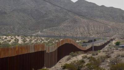 Vista general del muro que delimita a Estados Unidos con México en su tramo de la comunidad de Santa Teresa, en el estado de Chihuahua (México). EFE/Archivo