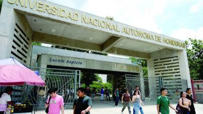 Fotografía muestra la entrada principal al campus Unah-Cortés.