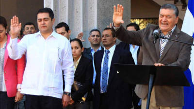 Una fotografía cedida por la Casa Presidencial de Honduras muestra al presidente de Honduras, Juan Orlando Hernández (i), y el pastor Evelio Reyes (d), participando en una jornada de oración este martes 4 de febrero de 2014, en la entrada principal de la Casa Presidencial en Tegucigalpa (Honduras). EFE