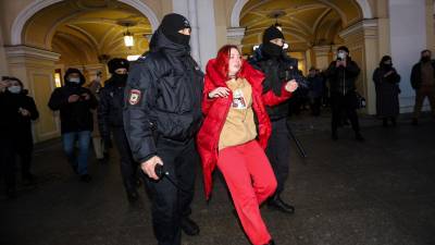 Agentes de policía detienen a una mujer durante una protesta contra la invasión rusa de Ucrania en el centro de San Petersburgo el 24 de febrero de 2022.