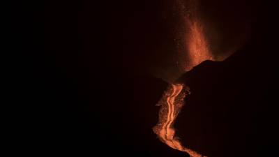 Una nueva erupción del volcán La Palma arrojó un río de lava hacia la devastada isla.