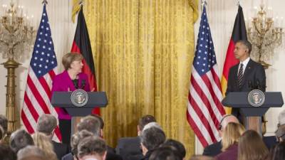La canciller alemana Angela Merkel visitó hoy a Obama en el marco de las negociaciones que lidera su país para promover un alto al fuego en el este ucraniano.