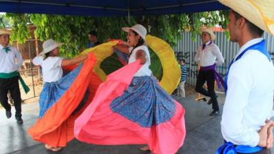 El cuadro de danzas provocó los aplausos de los presentes y los pusieron a bailar. Fotos: Jorge Monzón