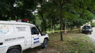 Cerca del hombre y la mujer estaba una motocicleta, en la que se presume que viajaban ellos.