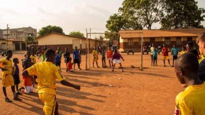 El fútbol es uno de los deportes más populares en Ghana, pero actualmente su Federación se encuentra disuelta. Esta nación de África participó en los Mundiales de 2006, 2010 y 2014.
