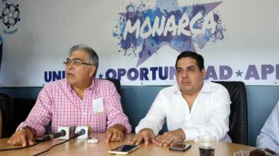 Roberto Castillo (izquierda) anunció postura de Monarca.