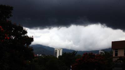 Enormes nubarrones se observaron ayer en la capital.