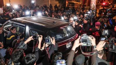 Grupos de seguidores del expresidente peruano Alberto Fujimori (1990-2000) se congregaron frente a su residencia en Lima para expresar su dolor tras su fallecimiento y rendir homenaje a su legado.