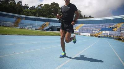 José Amado García, maratonista guatemalteco, fue registrado durante una entrevista con Efe, en el estadio Doroteo Guamuch de Ciudad de Guatemala. EFE