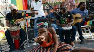 Un grupo toca música y baila en Jamaica durante un aniversario del máximo exponente del reggae y el movimiento rastafari, Bob Marley. EFE/Archivo