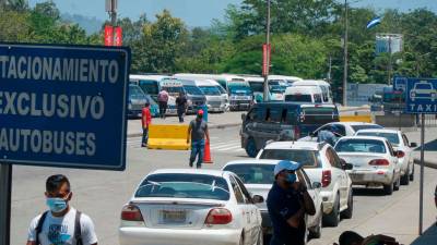 Situación. Taxis y buses permanecen estacionados en la Gran Central Metropolitana por falta de pasajeros. Foto: A Izaguirre