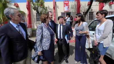 El diputado del Partido Socialista Obrero Español (PSOE), Ramón Jáuregui; la eurodiputada aragonesa del Partido Popular, Verónica Lope; el jefe de la delegación del Parlamento Europeo, el diputado portugués, José Inacio Faria; la jefa de la Unidad Democrática y Observación del Parlamento Europeo, Cristina Castagnoli, y la diputada española de Podemos Lola Sánchez.