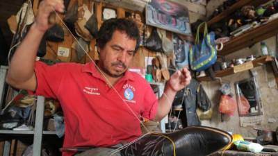 Iván Antonio Guzmán, uno de los últimos zapateros del barrio Medina de San Pedro Sula. Fotos: Yoseth Amaya