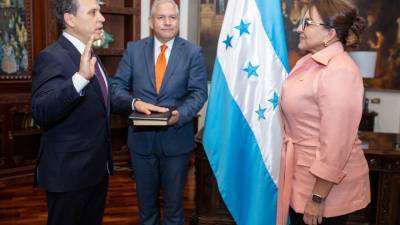 El doctor Carlos Aguilar juramentado como nuevo embajador de Honduras en Costa Rica.