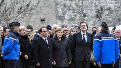 Hollande, Merkel y Rajoy recibieron informes del jefe de la Gendarmería francesa que lidera las operaciones de rescate de las víctimas en la montaña donde se estrelló el avión de Germanwings.