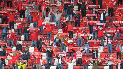 El fútbol se reencontró este fin de semana con sus espectadores en Hungría, donde los estadios abrieron sus puertas al público por primera vez desde hace más dos meses tras el parón que comenzó en marzo debido a la pandemia de coronavirus. Fotos AFP y EFE.