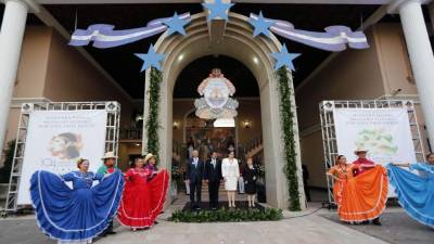 El gobernante Juan Orlando Hernández junto a su esposa Ana García; los acompañan autoridades del Poder Legislativo y Judicial.