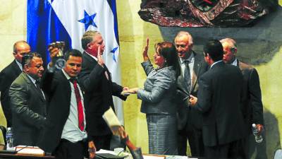 El diputado de Libre, Yester Muñoz, enseña la histórica campana que dañó.