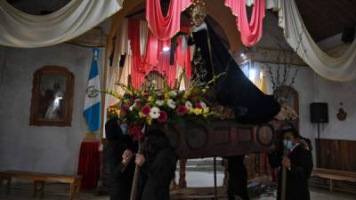 Los guatemaltecos honraron a sus víctimas con una procesión de la Virgen de Dolores./AFP.