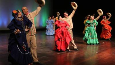 Bailarines de la Compañía de Danza Sectur.