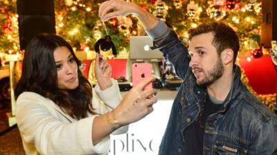 Gina Rodriguez y su novio Henri Esteve.